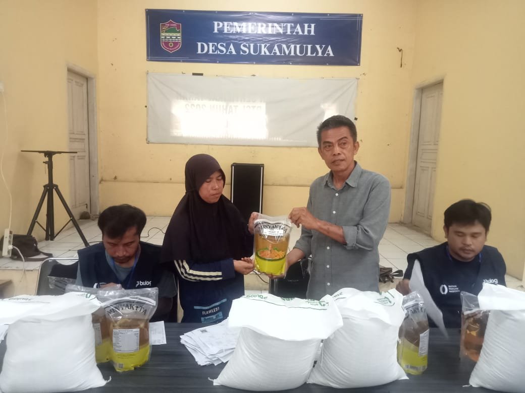 PEMERINTAH DESA SUKAMULYA SALURKAN BANTUAN BERAS DAN MINYAK GORENG