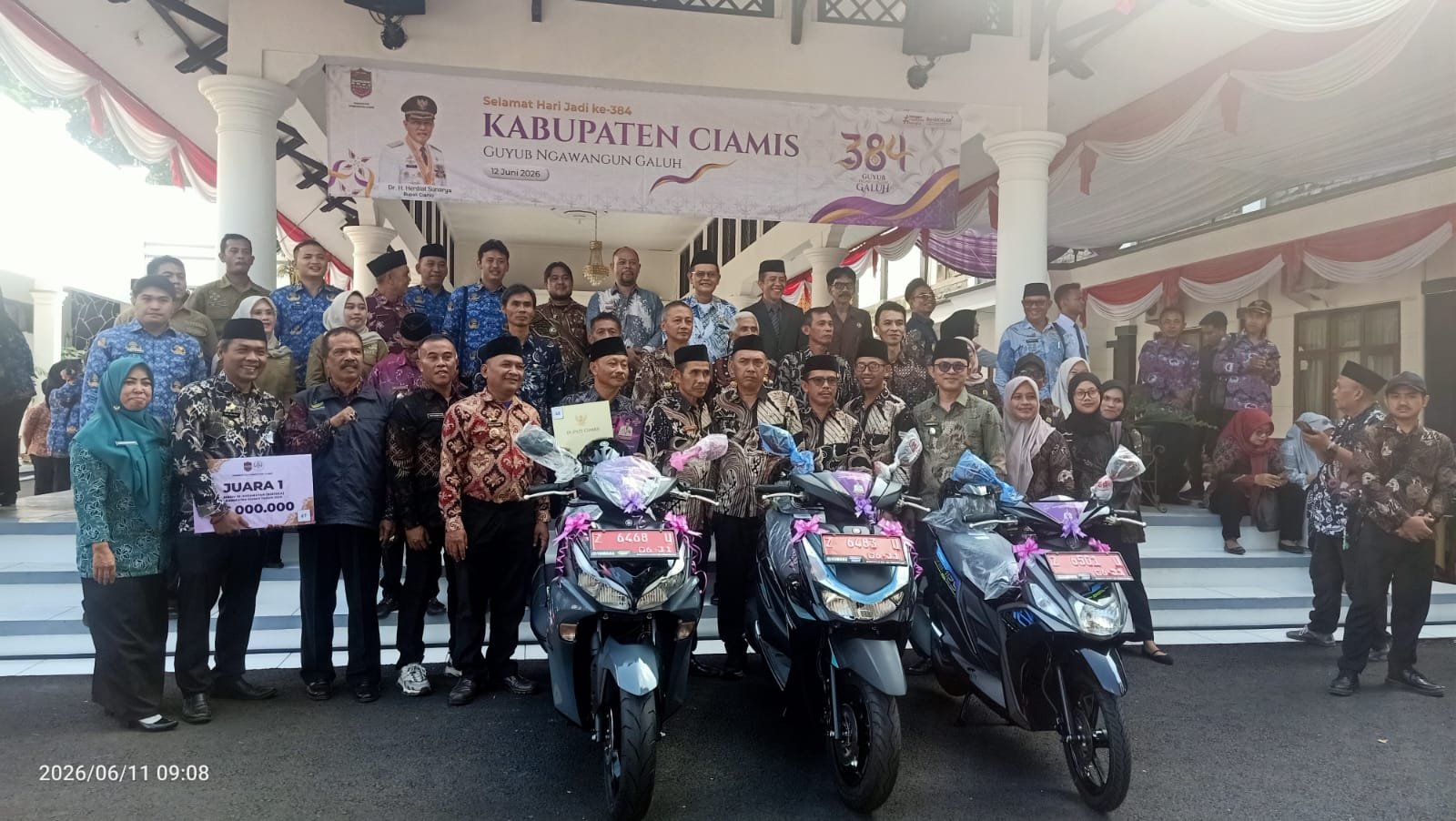 ABDUL MUHYI, KEPALA DESA TIGAHERANG KECAMATAN RAJADESA, RAIH PENGHARGAAN       KE – 7 PADA HARI JADI KABUPATEN CIAMIS KE – 384